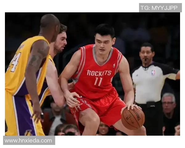 姚明与罗伊的篮球传奇对决揭示了运动员之间的友谊与竞争精神