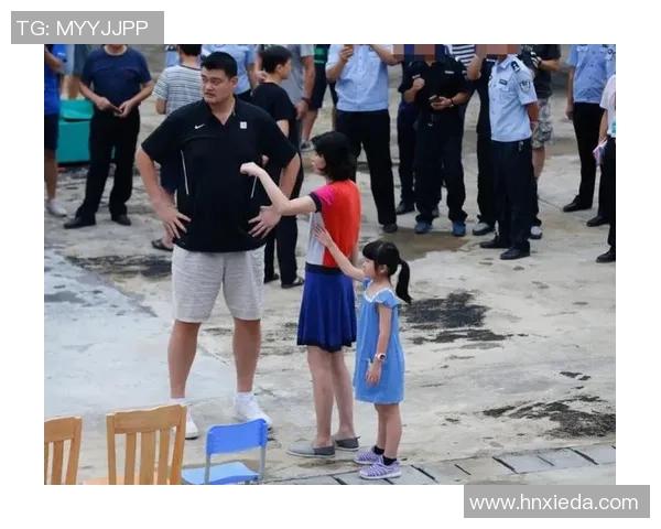 姚明意外现身街头引发路人惊叹瞬间成为焦点的奇妙场景