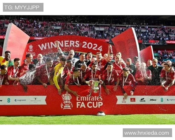 足总杯激战曼联险胜巴萨红牌争议引发全场热议与欢呼