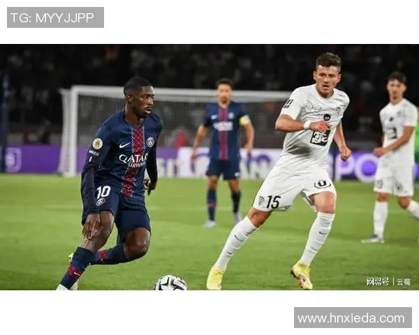 意甲激战巴黎圣日耳曼凭点球险胜曼联转会传闻引发热议