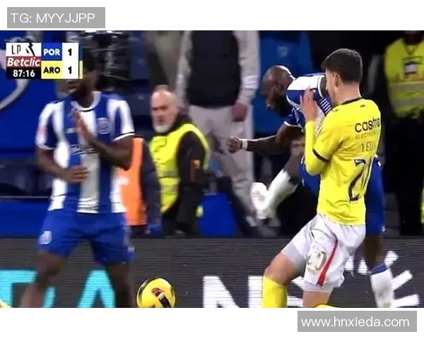 德甲激战：那不勒斯险胜多特蒙德帽子戏法引发争议判罚风波